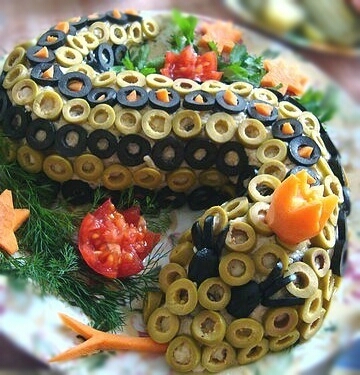 Салат "Змея"  из горбуши рецепт новогоднего салата в виде змеи 