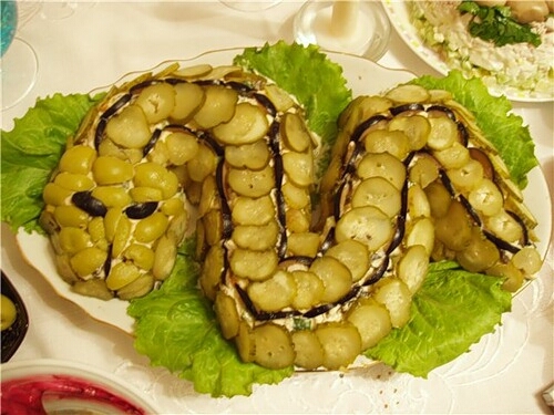 Салат "Змея"   из консервированного лосося рецептна новый год 2013