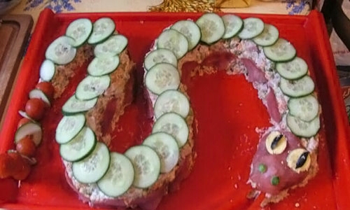 Салат  новогодняя "Змейка" из оливье рецепт с фото 