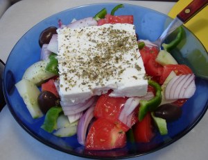 Греческий салат из огурца с йогуртом