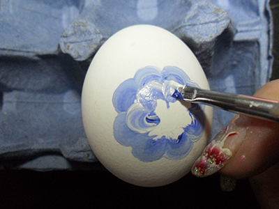 Роспись яиц «Синий цветок»