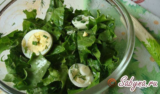 Заправить наш зеленый салат с яйцом  лимонным соком