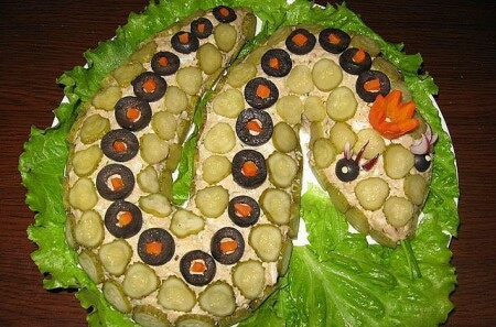 Салат  в виде змеи на новый год 2013