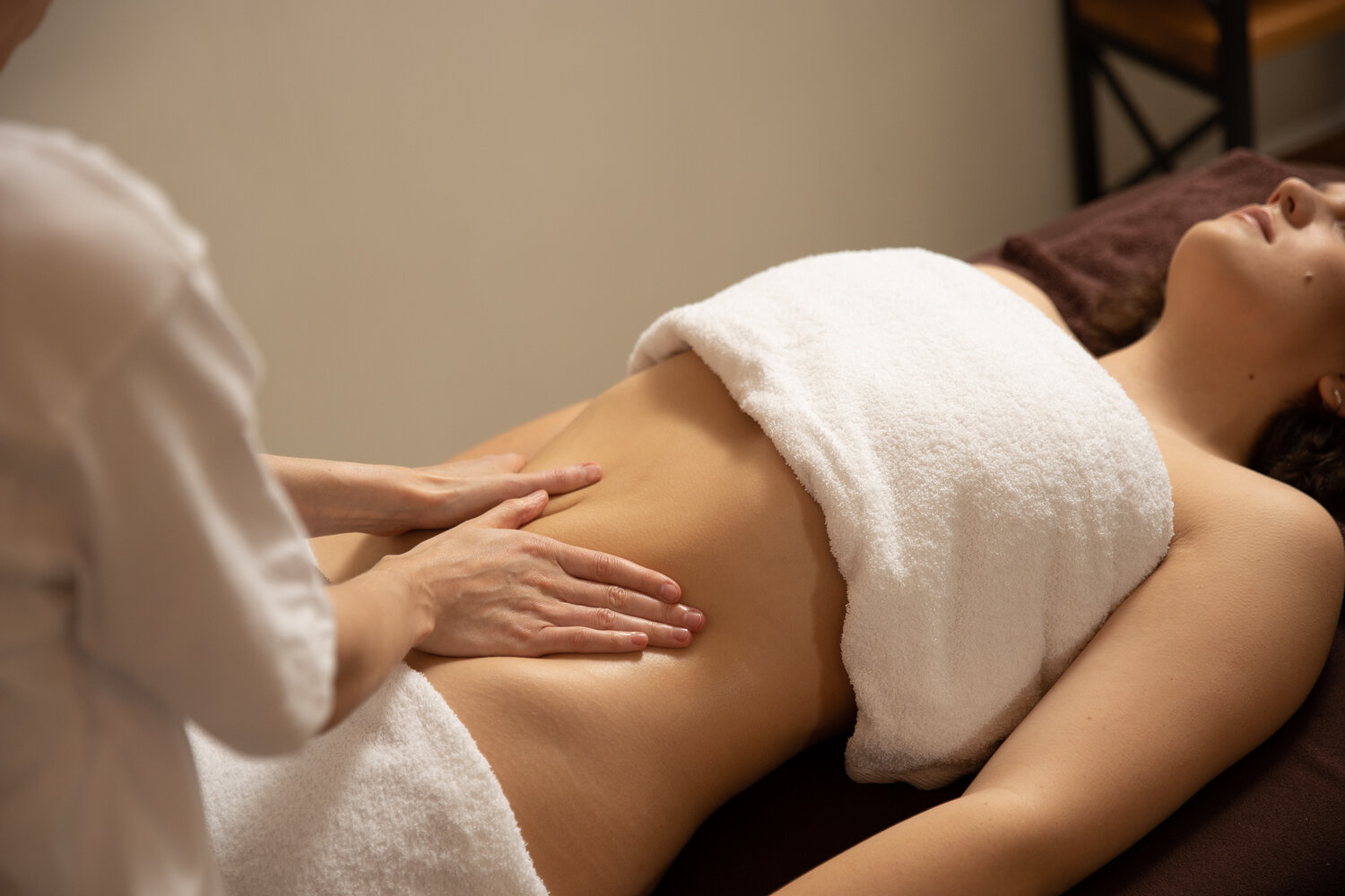 Не роскошь, а регуляция: как массаж восстанавливает гормональный баланс у женщин